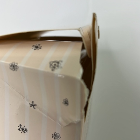 New in Box Breast Lift Adhesive Bra - Picture 4 of 6